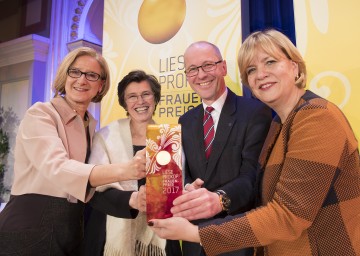 Gratulation an Hauptpreisträgerin Patricia Engel (2.v.l.): Landeshauptfrau Johanna Mikl-Leitner, Rektor Friedrich Faulhammer von der Donau-Universität Krems und Frauen-Landesrätin Barbara Schwarz (v.l.n.r.)