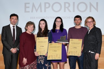 Die EMPORION-Preisträger in Kategorie „Stationäre Handelsbetriebe bis 10 Mitarbeiter“ mit Landeshauptfrau Johanna Mikl-Leitner (rechts), Franz Kirnbauer, NÖ Wirtschaftskammer, Sparte Handel (links) und NÖ Wirtschaftskammer-Präsidentin Sonja Zwazl (zweite von links)