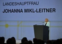 Vom „gemeinsamen Ziel, die EU wieder auf Spur zu bringen - runter vom Weg in ein Museum, hin zu einem wettbewerbsfähigen, starken Europa“, sprach Landeshauptfrau Johanna Mikl-Leitner u.a. in ihrem Statement im Rahmen der Raiffeisen Jahrestagung in Wien.