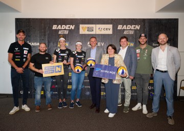 Freuen sich auf Beachvolleyball-Baden: Sportler Clemens Doppler, HSG-Events Geschäftsführer Dominik Gschiegl, die Sportlerinnen Lena Plesiutschnig und Kathi Schützenhöfer, Landesrat Jochen Danninger, HYPO NOE-Marketingleiterin Petra Skala, Bürgermeister Stefan Szirucsek, Sportler Moritz Pristauz und ÖVV-Generalsekretär Philipp Seel (v.l.n.r.) 