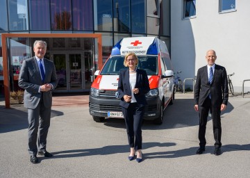 Besuchten die Rot Kreuz Bezirksstelle Baden: Landeshauptfrau Johanna Mikl-Leitner mit Arbeitsminister Martin Kocher (rechts) und Landesrat Martin Eichtinger (links).