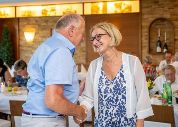 Landeshauptfrau Johanna Mikl-Leitner im Gespräch mit ehemaligen Gemeinderäten aus Wallsee-Sindelburg.
