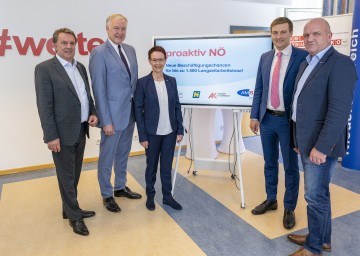 Projekt "proaktiv NÖ" mit 1.500 Beschäftigungsangeboten für Langzeitarbeitslose vorgestellt: Wirtschaftskammer NÖ-Präsident Wolfgang Ecker, Landesrat Martin Eichtinger, AMS Baden Geschäftsstellenleiterin Christine Grill-Eisner, AMS NÖ-Landesgeschäftsführer Sven Hergovich und  Arbeiterkammer NÖ-Präsident Markus Wieser (v.l.n.r.) 