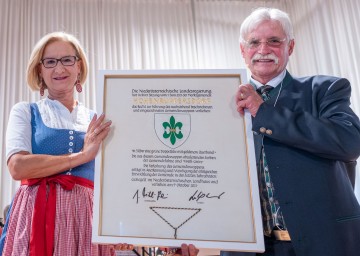 Landeshauptfrau Johanna Mikl-Leitner überreichte die Wappenurkunde an Bürgermeister Hermann Gindl.