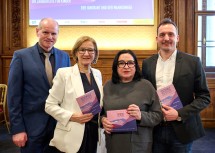 (v.l.) Johann Döller, Bürgermeister Reichenau an der Rax, Landeshauptfrau Johanna Mikl-Leitner, die künstlerische Leiterin der Festspiele Reichenau Maria Happel und der neue Geschäftsführer Billy Vavken.