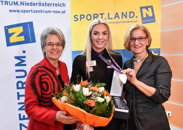 „Gläserner Leopold“ für Vizeweltmeisterin Ivona Dadic (Mitte): Sport-Landesrätin Petra Bohuslav und Landeshauptfrau Johanna Mikl-Leitner gratulierten. (v.l.n.r.)