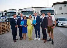 Hürms Bürgermeister Johannes Zuser, Gerhard und Elfriede Thir, Landeshauptfrau Johanna Mikl-Leitner, Firmenchronik-Autor Franz Gleiss, Markus Thir und Nationalrat Georg Strasser (v.l.n.r.)