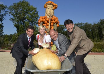 Tullns Bürgermeister Mag. Peter Eisenschenk, Bettina Blumenthal von der „Garten Tulln“, LH-Stv. Mag. Wolfgang Sobotka und Landarbeiterkammer Niederösterreich-Präsident Ing. Andreas Freistetter (v.l.n.r.) präsentierten heute auf der „Garten Tulln“ Details zur diesjährigen Österreichischen Riesenkürbis Meisterschaft, die erstmals in Niederösterreich abgehalten wird.