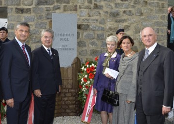 Landeshauptmann Dr. Erwin Pröll gemeinsam mit Bundespräsident Dr. Heinz Fischer und den Bundesministern Vizekanzler Dr. Michael Spindelegger und Mag. Johanna Mikl-Leitner bei der Enthüllung der Leopold-Figl-Gedenkskulptur in der KZ-Gedenkstätte Mauthausen.