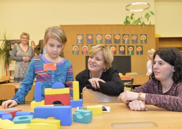 Bildungs-Landesrätin Mag. Barbara Schwarz mit dem künftigen Schulkind Carola und Lehrerin Barbara Müller. Im Hintergrund: VS-Direktorin Andrea Strohmayer. (v.l.n.r.)