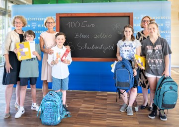 Landeshauptfrau Johanna Mikl-Leitner, Landesrätin Christiane Teschl-Hofmeister und Irene Bamberger vom Familienbund NÖ mit Schülerinnen und Schülern, die im September vom blau-gelben Schulstartgeld profitieren.