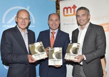 VKI-Geschäftsführer Ing. Franz Floss, Landeshauptmann-Stellvertreter Mag. Wolfgang Sobotka und Professor Gerald Gartlehner von der Österreichischen Cochrane Zweigstelle präsentierten die neue Plattform medizin-transparent.at und das Buch \"100 Medizin-Mythen\" (v.l.n.r.)