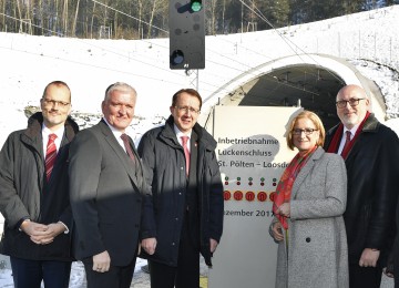 Gaben "Grünes Licht" für die neue Strecke: EU-Vertreter Andreas Boschen, Landesrat Franz Schnabl, Bürgermeister Matthias Stadler, Landeshauptfrau Johanna Mikl-Leitner und ÖBB-Vorstandsvorsitzender Andreas Matthä (von links nach rechts).