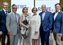 Die Teilnehmerinnen und Teilnehmer der Podiumsdiskussion bei der REWE-Regionalkonferenz in Wiener Neustadt: Alfred Zens, Geschäftsführer von MedAustron, Andreas Ludwig, Vorstandsvorsitzender der Umdasch AG, Moderatorin Nadja Mader, Landeshauptfrau Johanna Mikl-Leitner, Frank Hensel, Vorstandsvorsitzender der REWE International AG, und Christian Zeiler, Geschäftsführer von der Zeiler Gemüsevertrieb GmbH (v.l.n.r.)