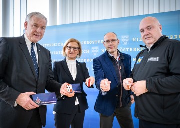 (v.l.n.r.) Landesrat Martin Eichtinger, Landeshauptfrau Johanna Mikl-Leitner, CEO Wasserwirt Healthcare und Projekt Initiator Bernhard Monai, Geschäftsführer Notruf NÖ Christof Constantin Chwojka.