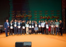 Landeshauptfrau Johanna Mikl-Leitner (re. außen) und WKNÖ Präsident Wolfgang Ecker (li. außen) mit den Silbermedaillengewinnerinnen und –gewinnern der Bundes- und Landeslehrlingsbewerbe, den Gewinnern der Dachdecker WM sowie der World Skills Medallion for Excellence.