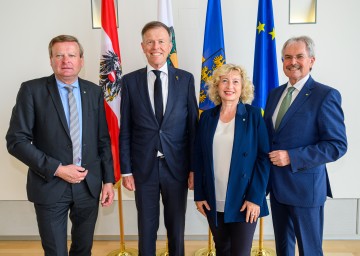 Landtagspräsident Karl Wilfing (r.), Zweiter Präsident Gottfried Waldhäusl (l.) und die Dritte Präsidentin Eva Prischl begrüßten den Sächsischen Landtagspräsidenten Matthias Rößler, der mit einer Delegation zu Gast in Niederösterreich war