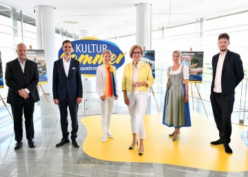 Präsentation des „Kultursommers Niederösterreich“ mit Florian Krumpöck (Kultursommer Semmering), Vahid Khadem-Missagh (Allegro Vivo), Kristina Sprenger (Bühnen Berndorf), Landeshauptfrau Johanna Mikl-Leitner, Veronika Plöckinger-Walenta (Museumsdorf Niedersulz) und Simon Zöchbauer (Wellenklaenge).