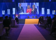 Landesrat Jochen Danninger, Moderatorin Birgit Perl und Landeshauptfrau Johanna Mikl-Leitner auf der Bühne beim Jubiläum „35 Jahre Regionalförderung“.