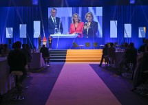 Landesrat Jochen Danninger, Moderatorin Birgit Perl und Landeshauptfrau Johanna Mikl-Leitner auf der Bühne beim Jubiläum „35 Jahre Regionalförderung“.