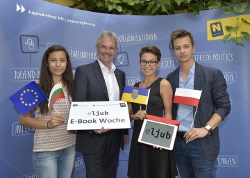 Bei der eljub E-Book Woche: Dayana Yordanova (Bulgarien), Jugend-Landesrat Mag. Karl Wilfing, Sophie Hochenauer (NÖ), Mateusz Durski (Polen)