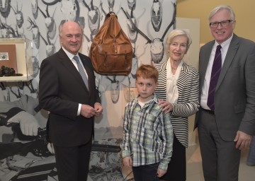 Eröffnung der Ausstellung \"Figl von Österreich\": Landeshauptmann Dr. Erwin Pröll, Leopold Figls Urenkel Lukas Henninger, Tochter Dkfm. Anneliese Figl und Mag. Carl Aigner, Direktor des Landesmuseums Niederösterreich. (v.l.n.r.)