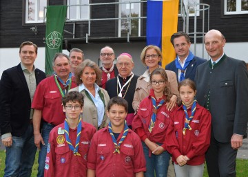 Neurenoviertes Hüttlheim der Pfadfinder in Klosterneuburg-Weidlingbach der Bestimmung übergeben. Abgeordneter Christoph Kaufmann, NÖ Pfadfinder Präsident Helmut Salat, Weidlinger Ortsvorsteher Martin Trat, Weidlingbacher Ortsvorsteherin Waldtraud Balaska, Wiener Pfadfinder Präsident Kurt Weber, Probst Bernhard Backovsky, Landeshauptfrau Johanna Mikl-Leitner, Bürgermeister Stefan Schmuckenschlager, Bezirkshauptmann Andreas Riemer (v.l.n.r.) und Pfadfinderinnen und Pfadfinder