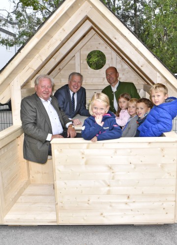 Auslobung für Holzbaupreis gestartet. Im Bild von links nach rechts: „proHolz“-Obmann Franz Schrimpl, Landesrat Martin Eichtinger, Franz Fischer von der Landwirtschaftskammer Niederösterreich und Kindergartenkinder.