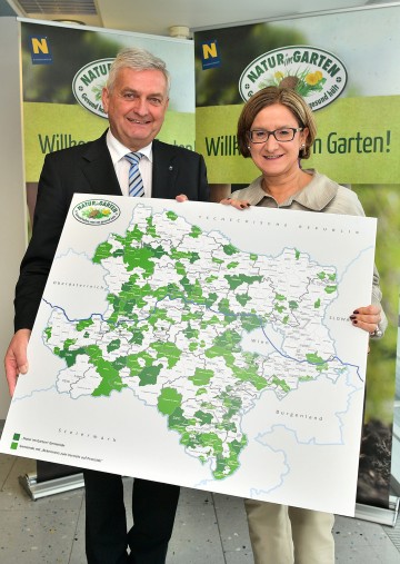 Im Bild von links nach rechts: „Natur im Garten“-Präsident Mag. Alfred Riedl und Landeshauptmann-Stellvertreterin Mag. Johanna Mikl-Leitner.