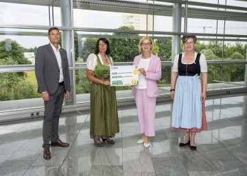 Bereits zum siebten Mal wurde die Aktion „Stolz auf unser Dorf – miteinander leben!“ der NÖ Dorf- und Stadterneuerung ausgelobt (v.l.): Geschäftsführer Walter Kirchler (NÖ.Regional), Obfrau Maria Forstner (NÖ Dorf-und Stadterneuerung), Landeshauptfrau Johanna Mikl-Leitner und Geschäftsführerin Christine Lechner (NÖ.Regional).