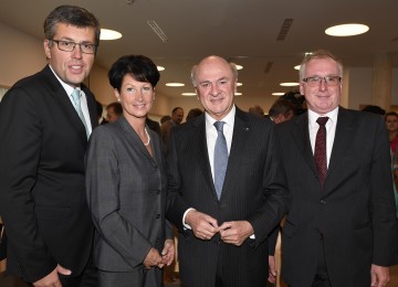 Eröffneten das neue NÖ Pflege- und Förderzentrum Perchtoldsdorf: Bürgermeister LAbg. Martin Schuster, Direktorin Ulrike Götterer, Landeshauptmann Dr. Erwin Pröll und Dr. Otto Huber, Leiter der Gruppe „Gesundheit & Soziales“ im Amt der NÖ Landesregierung. (v.l.n.r.)