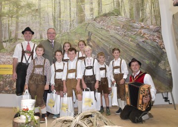 Im Bild von links nach rechts: LH-Stellvertreter Stephan Pernkopf und die Kinderschuhplattler aus Gaming unter Leitung von Günther Friedl