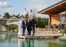 Landeshauptfrau Johanna Mikl-Leitner mit Reinhard Kittenberger und Jochen Danninger am Steg vor einem der neuen Chalets.