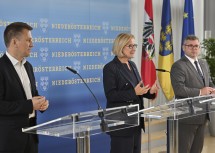 Präsentierten die blau-gelbe Bahnoffensive: Landeshauptfrau Johanna Mikl-Leitner (m.) mit Mobilitätslandesrat Ludwig Schleritzko (r.) und dem Leiter der ÖBB-Infrastruktur Franz Hammerschmid (l.).