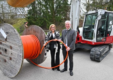 Landeshauptfrau Johanna Mikl-Leitner und GDA-Obmann Anton Kasser gaben den Startschuss für den Glasfaserausbau für den ländlichen Raum in 17 Gemeinden.