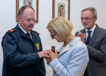Landeshauptfrau Johanna Mikl-Leitner überreichte Vizebürgermeister a.D. und FF-Kommandant Josef Anzenberger den Ehrenring der Gemeinde Haunoldstein.