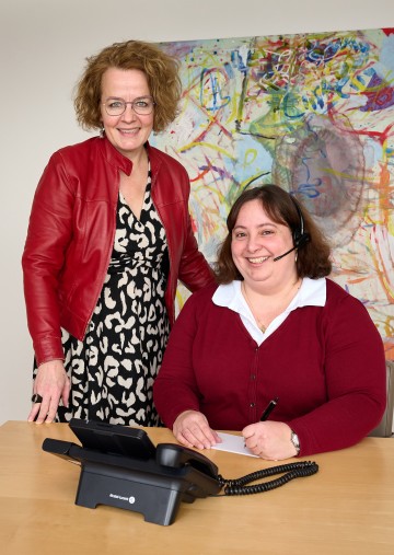 Familien-Landesrätin Christiane Teschl-Hofmeister mit Irene Stacher vom Team des Familienservice der NÖ Familienland GmbH.