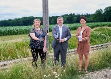 Lokalaugenschein bei der innovativen Wildwarnanlage in Schwadorf (v.l.): Niederösterreich Bahnen Geschäftsführerin Barbara Komarek, Mobilitätslandesrat Ludwig Schleritzko und Geschäftsführerin NÖ Jagdverband Sylvia Scherhaufer.