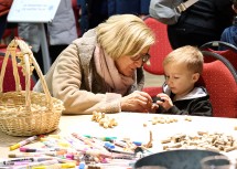 In der Kinderbastelstube half die Landeshauptfrau mit ihrem handwerklichen Geschick den jüngsten Besuchern des Adventmarktes.