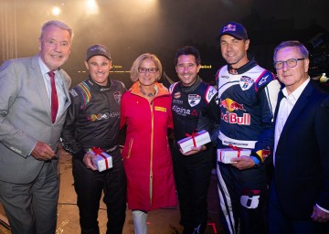 Grand Opening am Hauptplatz in Wiener Neustadt. Im Bild von links nach rechts: Bürgermeister Klaus Schneeberger, Pilot Matt Hall, Landeshauptfrau Johanna Mikl-Leitner, die Piloten Michael Goulian und Martin Sonka sowie "Red Bull Air Race"-General Manager Erich Wolf