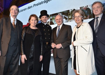 Beim Neujahrsempfang der Wirtschaftskammer Niederösterreich (von links nach rechts):  Dr. Christoph Leitl (Präsident WKÖ), Sonja Zwazl (Präsidentin WK NÖ), Rauchfangkehrer-Innungsmeister Peter Engelbrechtsmüller, Landeshauptmann Dr. Erwin Pröll, Landesrätin Dr. Petra Bohuslav, Dr. Franz Wiedersich (Direktor WK NÖ).