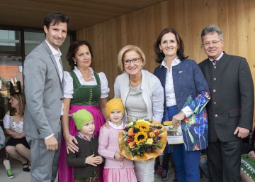 Landeskindergarten in Groß-Schweinbarth offiziell eröffnet. Im Bild von links nach rechts: Abgeordneter Rene Lobner, Kindergartenleiterin Maria Kaltenbrunner, Landeshauptfrau Johanna Mikl-Leitner, Bürgermeisterin Marianne Rickl-List, Bezirkshauptmann Martin Steinhauser und Kinder  