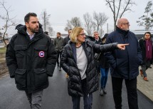 IV NÖ Präsident Kari Ochsner, Landeshauptfrau Johanna Mikl-Leitner und ÖBB-Vorstandsvorsitzender Andreas Matthä bei der Gedenkstätte Hostomel.