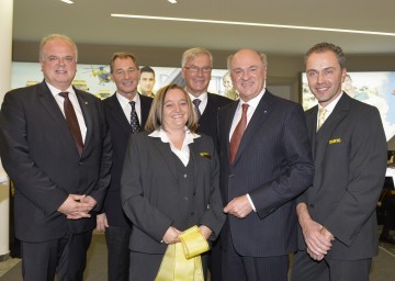 Eröffnung des neuen ÖAMTC-Stützpunktes in Krems: Bürgermeister Dr. Reinhard Resch, ÖAMTC-Direktor Mitgliederservice Dr. Robert Menzl, Petra Schrefl, Verantwortliche für den Schalterdienst am neuen Stützpunkt, ÖAMTC-Präsident KR Dkfm. Werner Kraus, Landeshauptmann Dr. Erwin Pröll und Stützpunktleiter Peter Kuderna (v.l.n.r.)