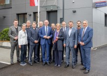Der Pressbaumer Polizeikommandant Lars Haslinger (4. von links) mit den Fest- und Ehrengästen vor der neuen Polizeiinspektion.