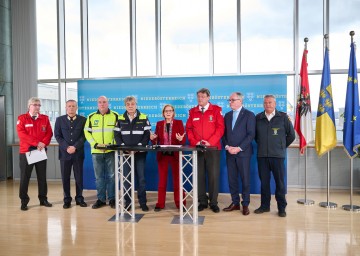 Beim Pressegespräch nach dem Sicherheitsgipfel im NÖ Landhaus, von links nach rechts: Andreas Zenker vom Roten Kreuz, Landespolizeidirektor Franz Popp, Notruf Niederösterreich-Geschäftsführer Christof Chwojka, Samariterbund-Präsident Hannes Sauer, Landeshauptfrau Johanna Mikl-Leitner, Rotes Kreuz-Präsident Josef Schmoll, LH-Stellvertreter Stephan Pernkopf und Landesfeuerwehrkommandant Dietmar Fahrafellner.