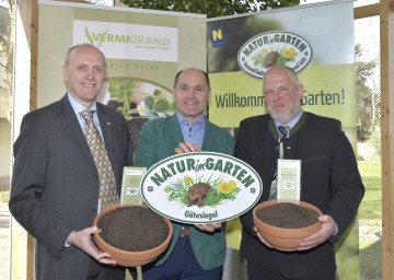 Im Bild von links nach rechts: Geschäftsführer VERMIGRAND Naturprodukte GmbH Leopold Fischer, Landeshauptmann-Stellvertreter Wolfgang Sobotka und Geschäftsführer VERMIGRAND Naturprodukte GmbH Alfred Grand.