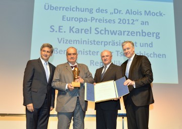 Verleihung des Dr. Alois Mock-Europa-Preises: Vizekanzler Außenminister Dr. Michael Spindelegger, der Vizeministerpräsident und Außenminister der Tschechischen Republik Karel Schwarzenberg, Landeshauptmann Dr. Erwin Pröll, Botschafter Dr. Martin Eichtinger (v. l. n. r.)