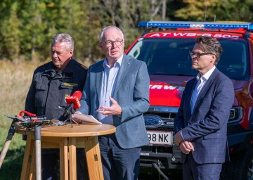 NÖ-Landesfeuerwehrkommandant Dietmar Fahrafellner, LH-Stellvertreter Stephan Pernkopf und Wiens Stadtrat Jürgen Czernohorszky (v.l.n.r.) zu fünf Jahre Waldbrandkatastrophe Hirschwang.