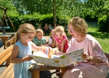 Bildungs-Landesrätin Christiane Teschl-Hofmeister mit Kindergartenkindern